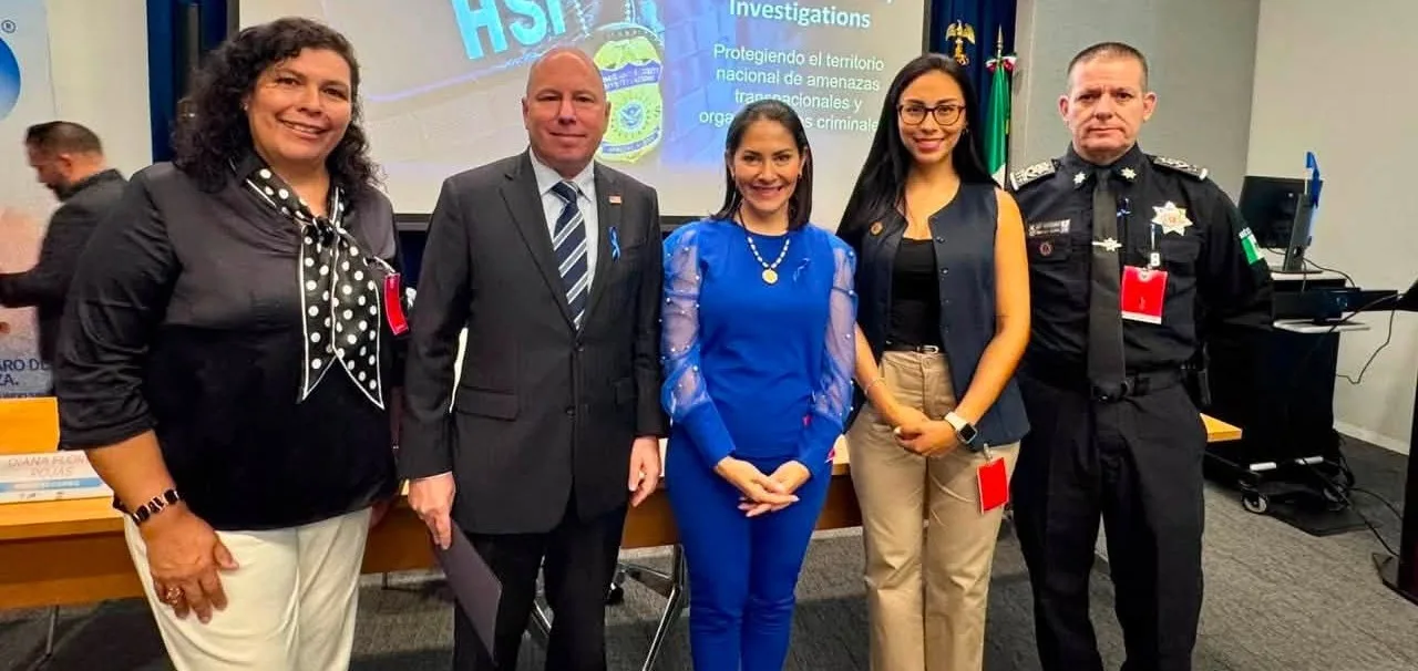 La comitiva del Gobierno Municipal de Chapala, encabezada por la presidenta del DIF, Erika Eryn Torres Herrera, junto a autoridades consulares durante el panel sobre prevención de la trata de personas en Guadalajara. Foto: Cortesía.
