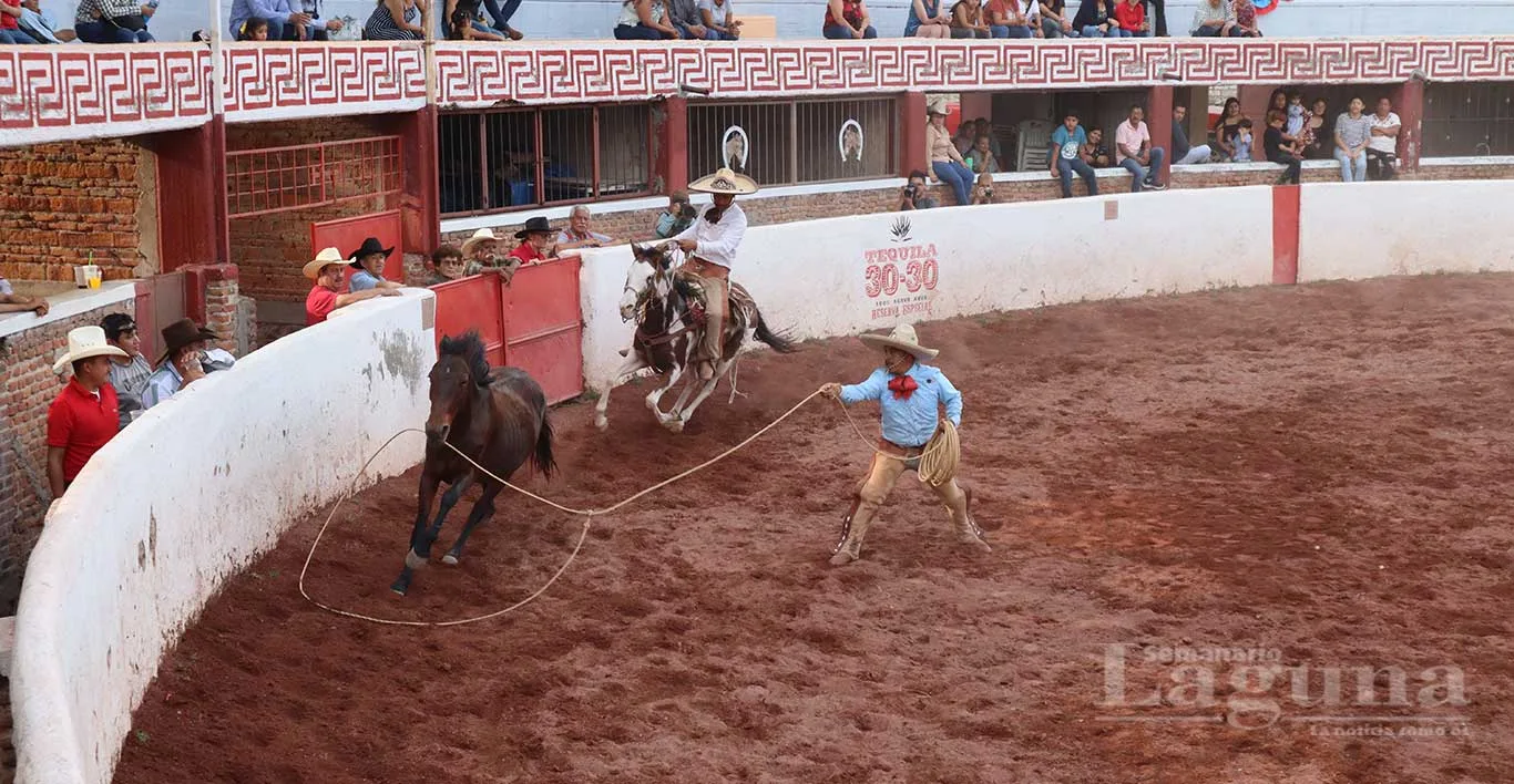 Integrantes de la Asociación de Charros de Ajijic durante una suerte en el lienzo local. Foto: Sofía Medeles.