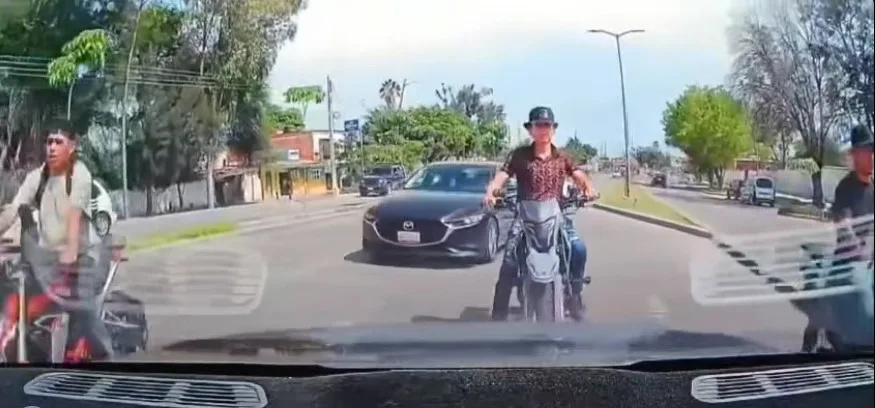 Imagen de los presuntos persecutores grabados por la cámara de seguridad del automóvil de plataforma. Foto: Captura de Pantalla.