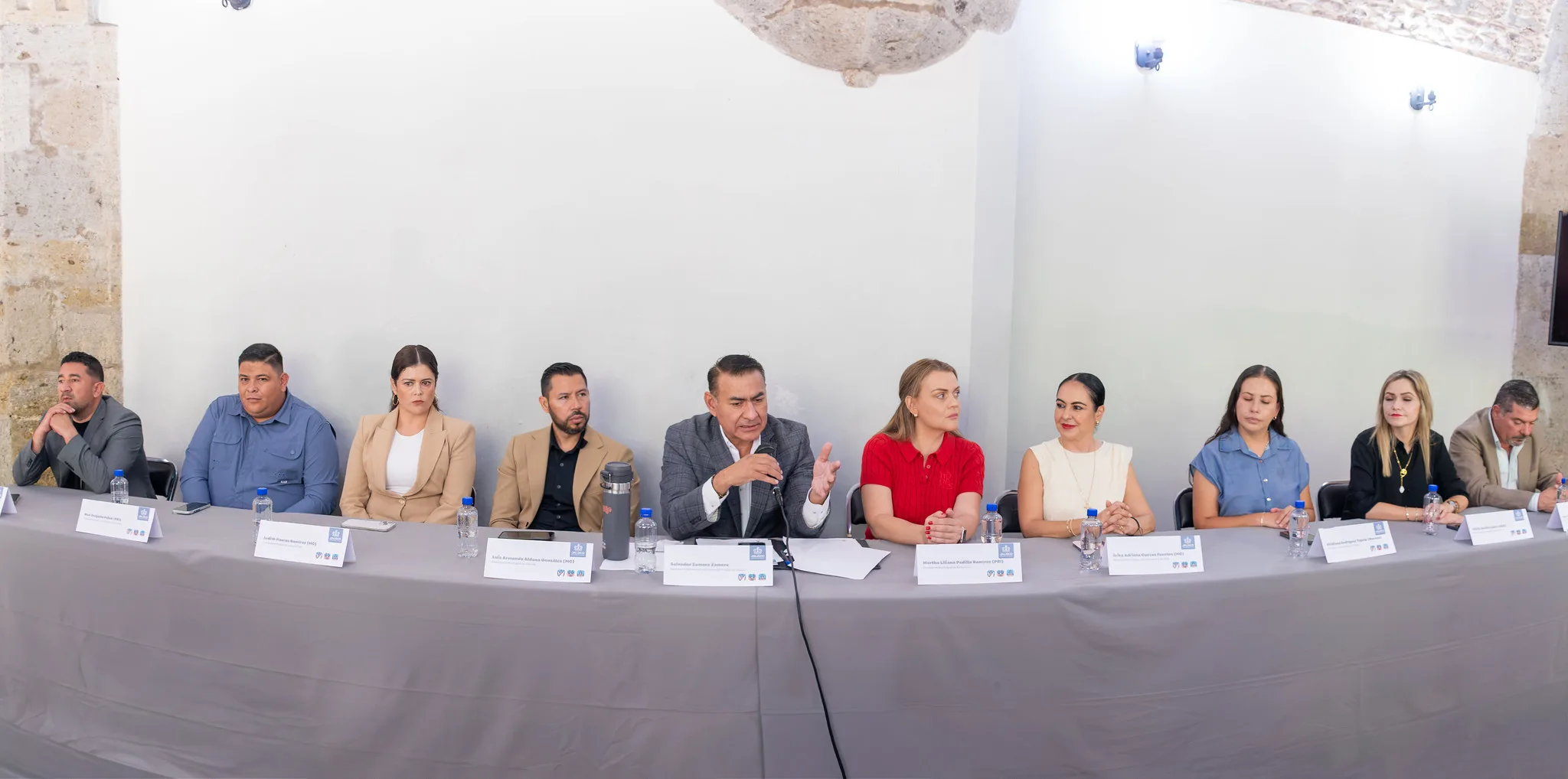 El Secretario General de Gobierno, Salvador Zamora Zamora, junto a presidentes municipales de distintas fuerzas políticas, durante la conferencia de prensa en la que exigieron a la Federación la entrega de recursos federales pendientes. Foto: Cortesía.