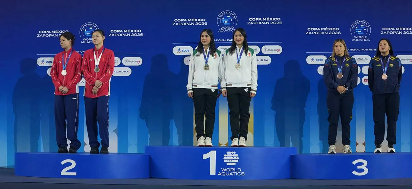 Las gemelas jaliscienses Mía y Lía Cueva Lobato en el podio, quienes se impusieron a la dupla de China integrada por Shan Lin y Yiping Long. Foto: Cortesía.