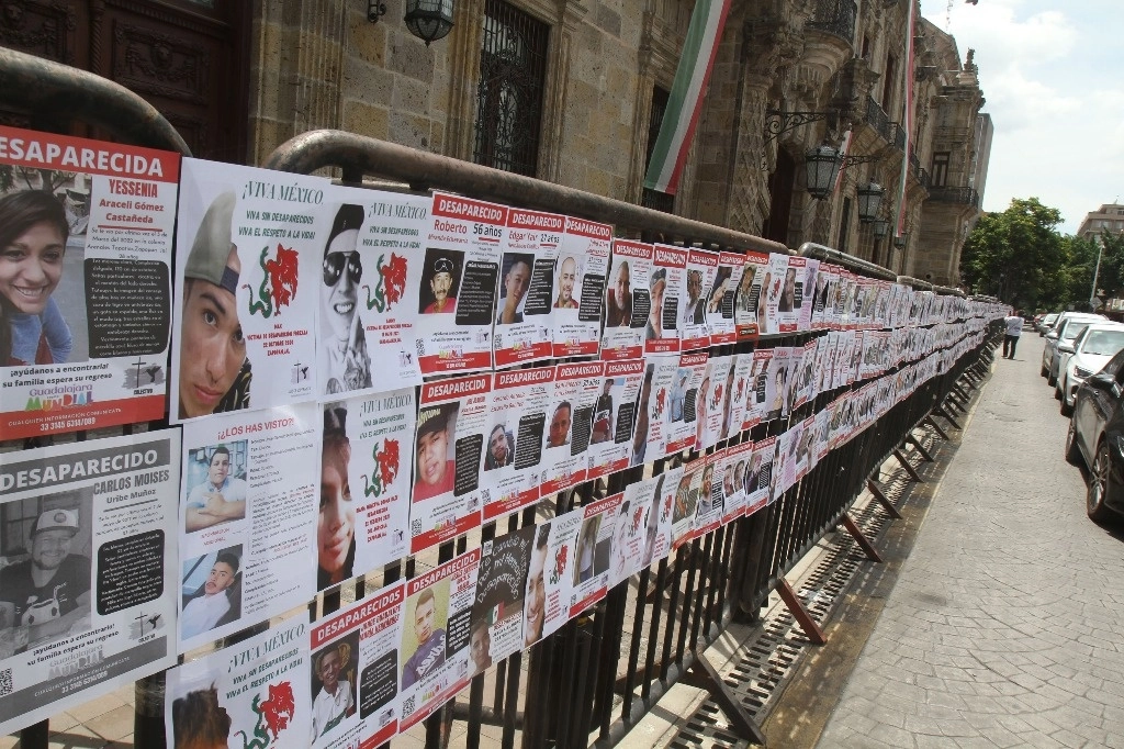 Fichas de personas desaparecidas colocadas en cercos de protección frente al edificio del palacio de gobierno jalisciense. Foto: Arturo Campos Cedillo.