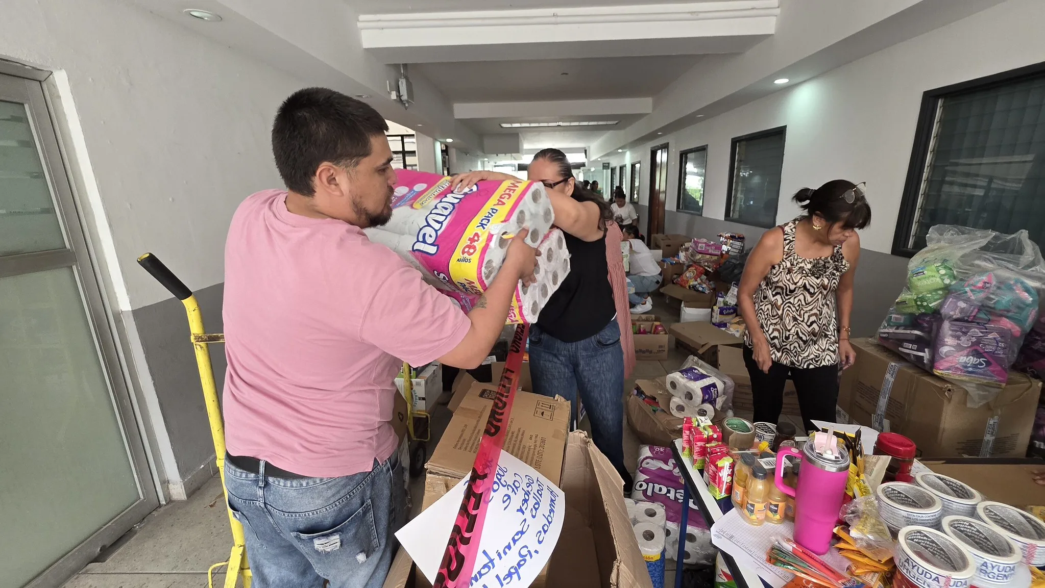 Parte de la recepción de apoyos para Venezuela en uno de los centros de acopio del DIF Jalisco. Foto: Cortesía.