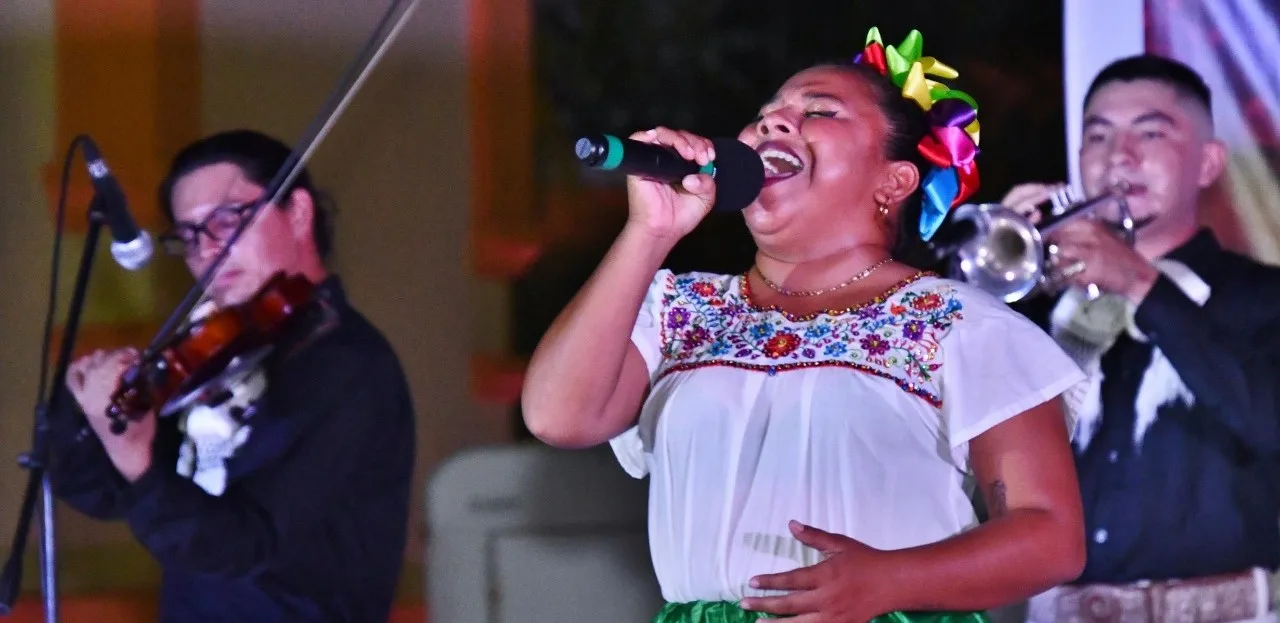 Participante femenina en un concurso de canto. Foto: Cortesía.