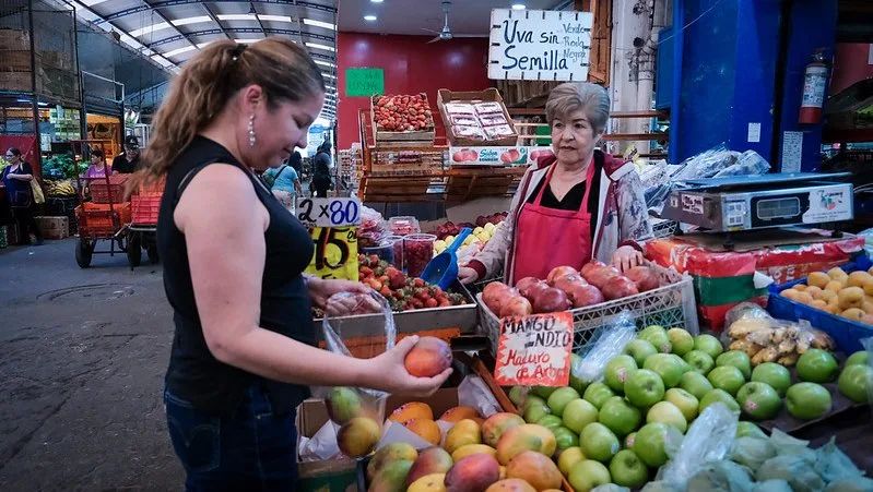 Compraventa de mango en uno de los mercados de Jalisco. Foto: Cortesía.