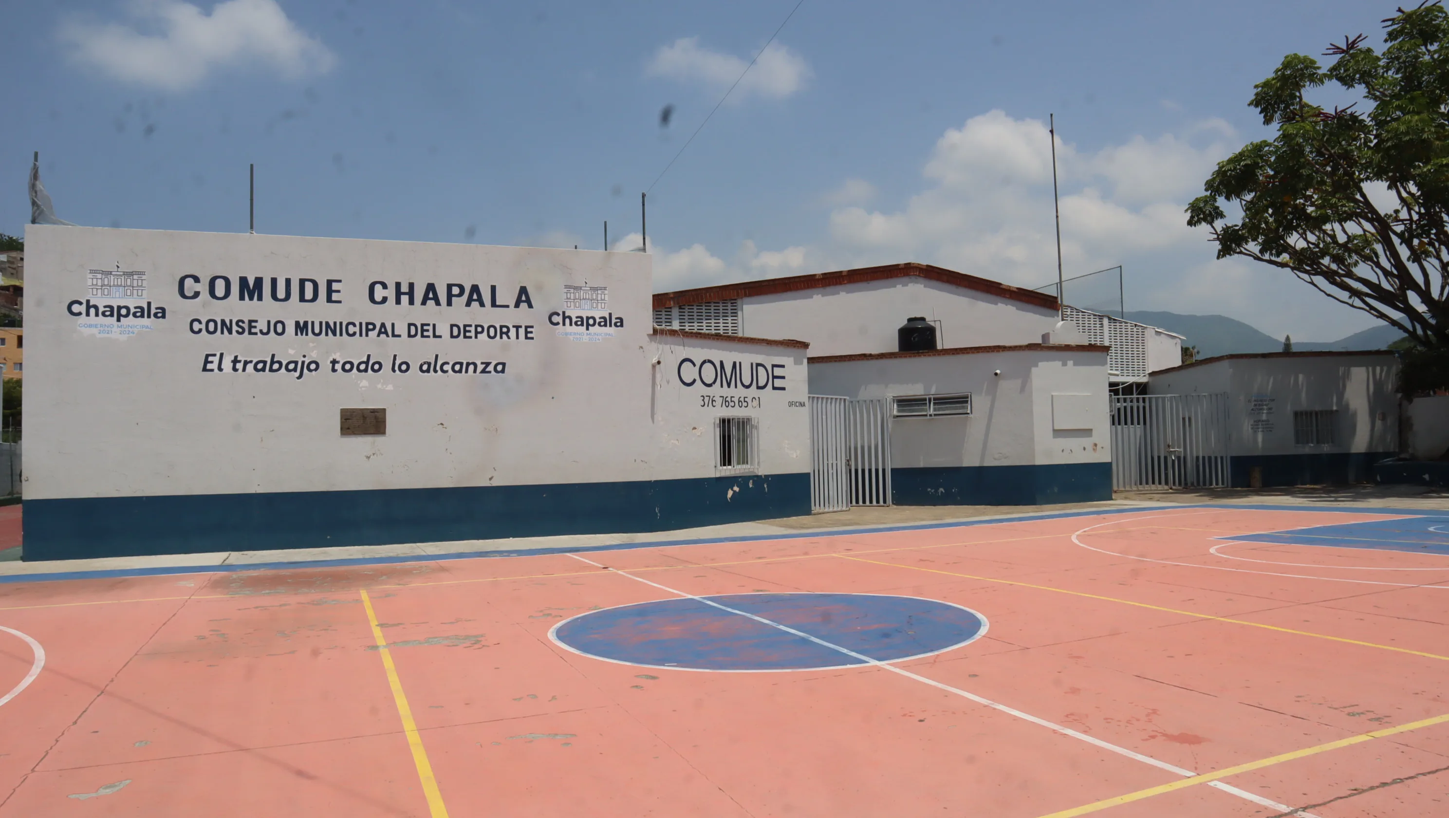 Exterior de las instalaciones del COMUDE Chapala, ubicadas en la avenida Francisco I. Madero. Foto: D. Arturo Ortega.