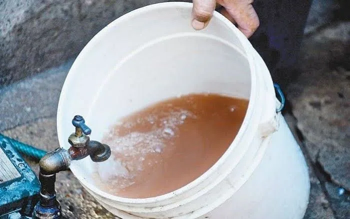 Agua contaminada salida de una toma doméstica en una colonia de Guadalajara. Foto: Siker.com