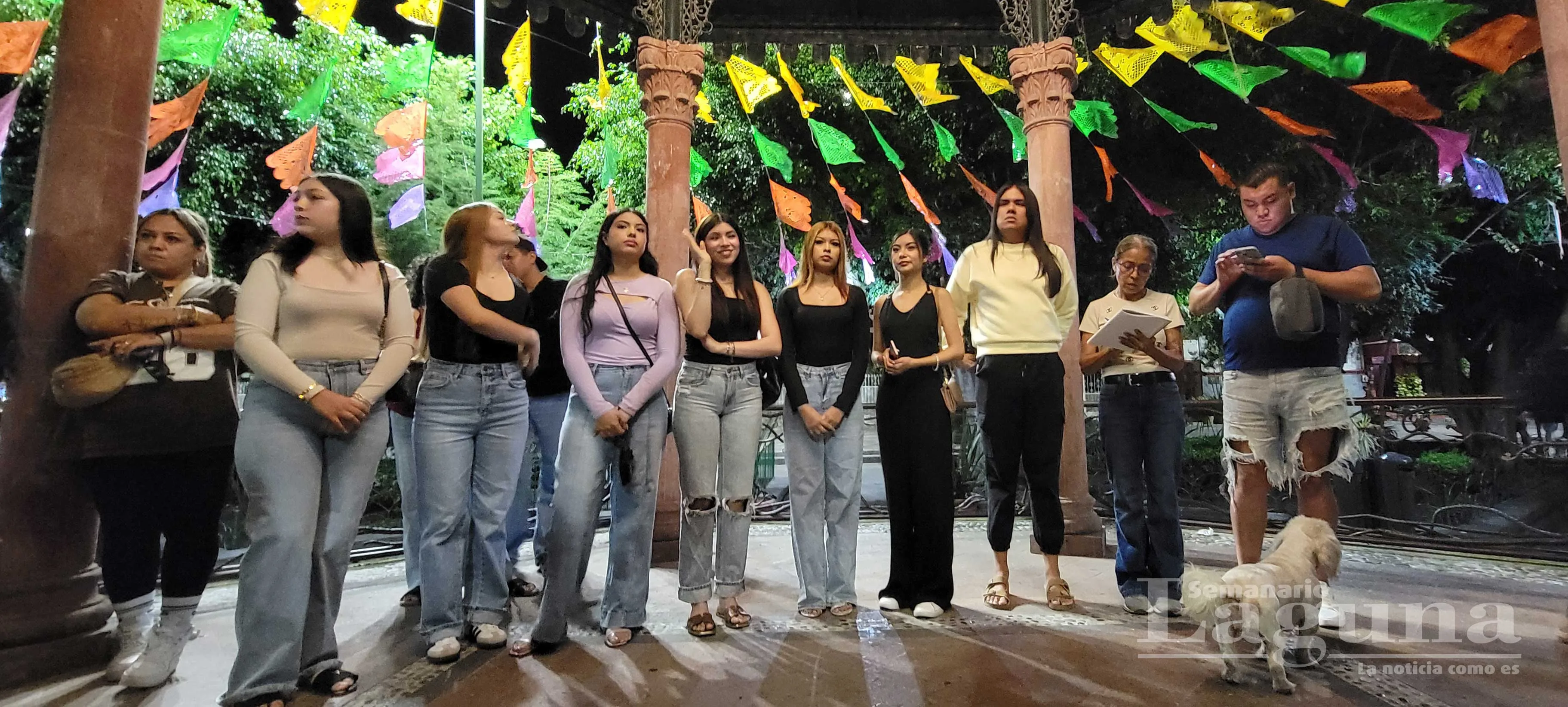 Reunión del comité organizador e interesados celebrada el lunes 20 de julio en la plaza principal de Ajijic. Foto: Arturo Ortega.