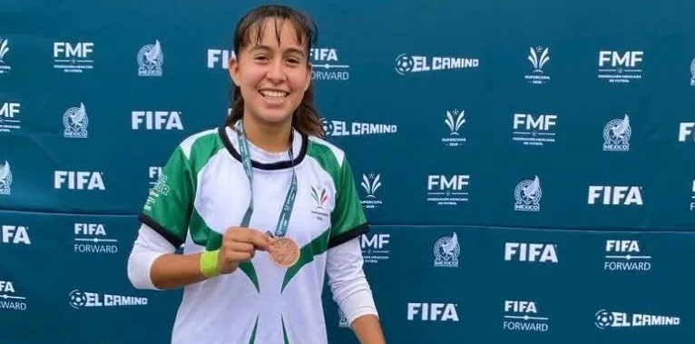Ellie Guizar en el campo municipal Juan Rayo. Foto: Academia de Fútbol Ribera de Chapala.
