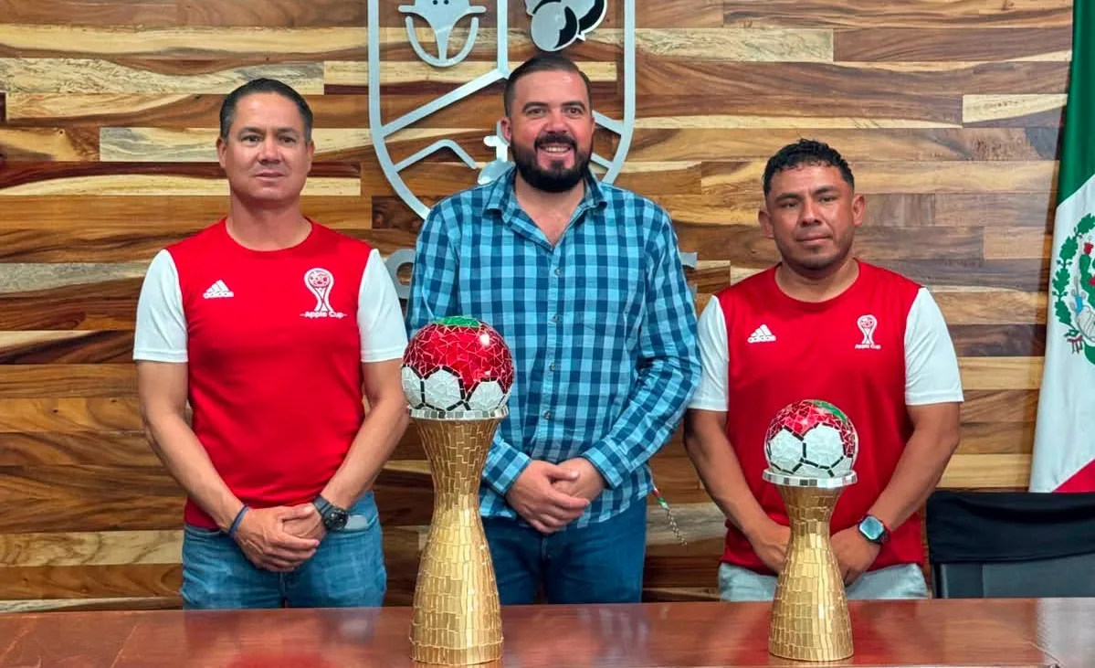 Hugo David García Vargas, presidente de Jocotepec (al centro), junto a Iván Guízart (a su izquierda) y Rafael Rivera (a la derecha), coordinadores de la Apple Cup.  Foto: Cortesía.
