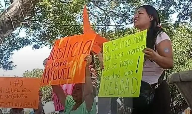 Personas portando pancartas en solidaridad con el detenido. Foto: Captura de pantalla.