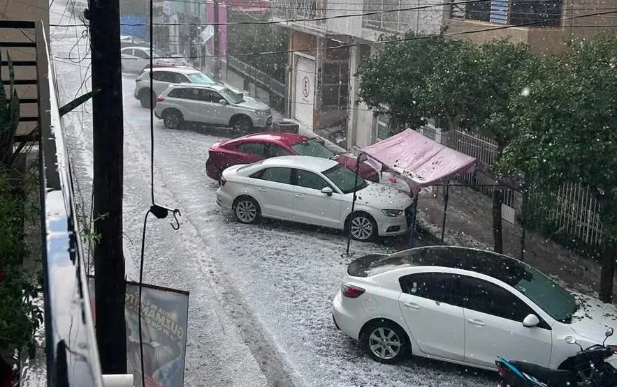 Las calles de la cabecera municipal de Poncitlán se cubrieron de blanco ante la caída de granizos del tamaño de canicas. Foto: Cortesía.