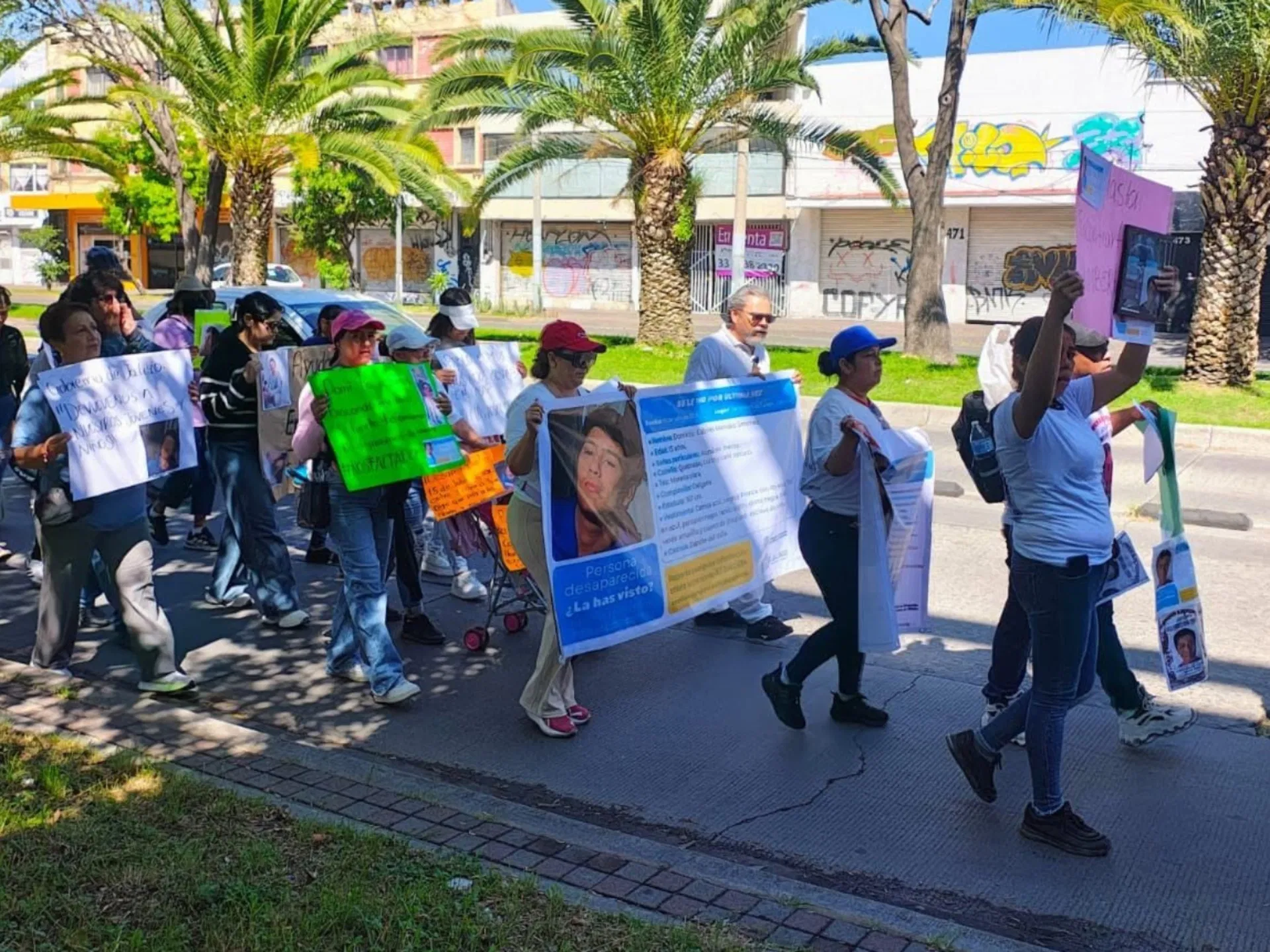 Caminata en calles de Guadalajara para pedir que se localice a los jóvenes desaparecidos. Foto: Cortesía.