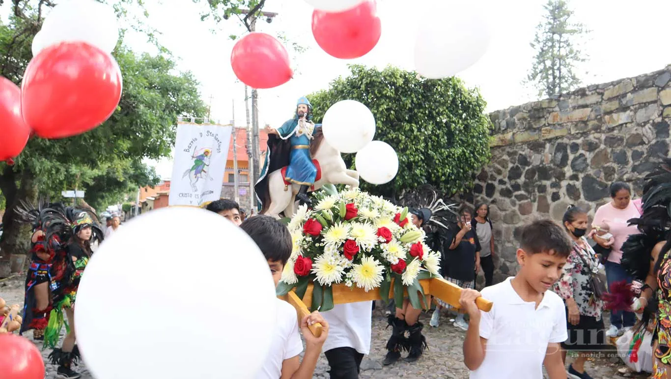 Entre globos y confeti, se dio la bienvenida a Santo Santiago en la calle Aquiles Serdán de Ajijic el 25 de julio. Foto: D. Arturo Ortega.