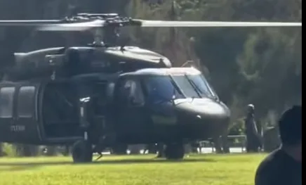 Captura de pantalla del momento en que el helicóptero de la Policía estatal aterriza en el parque La Cristianía de Chapala, donde el objetivo prioritario del FBI, detenido en Ocotlán