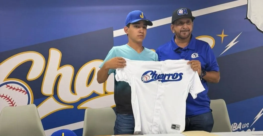 El beisbolista Roberto Gómez Centeno posa con el jersey de los Charros de Jalisco tras su incorporación al equipo profesional. Foto: Cortesía.