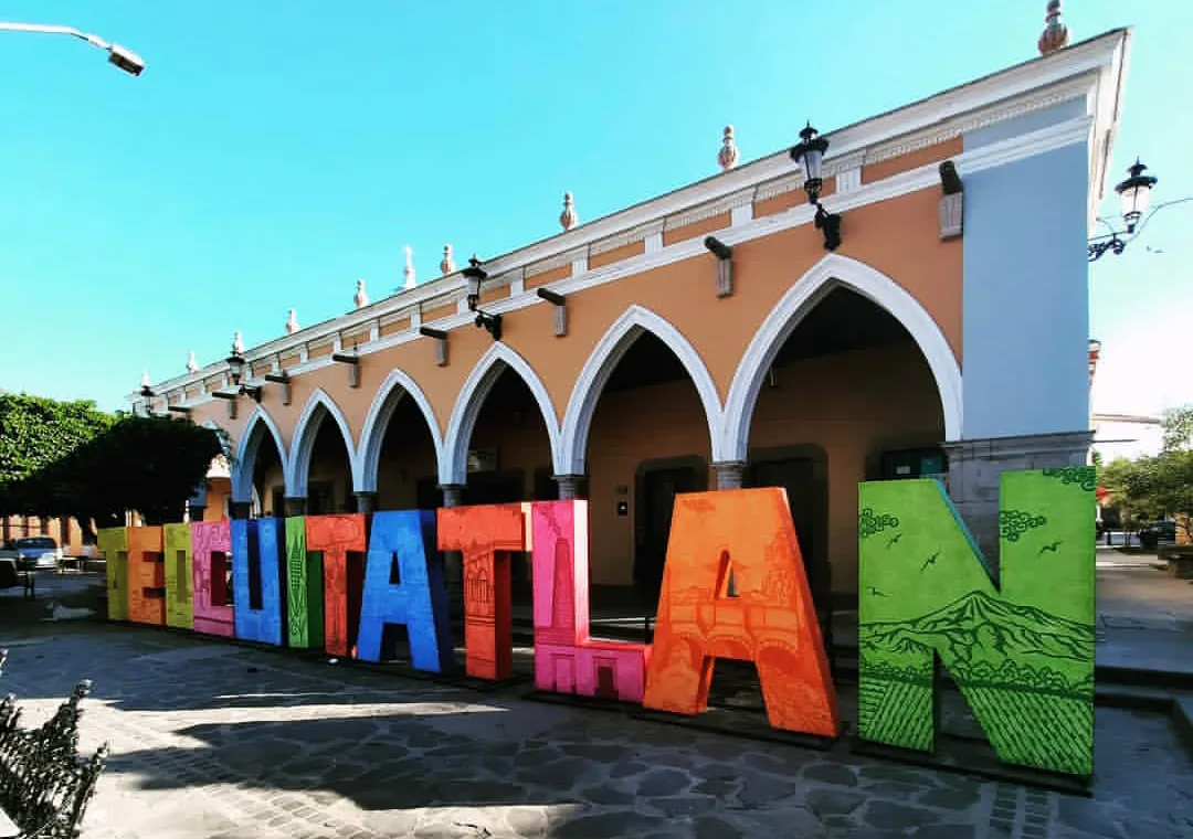 Letras de identidad en la zona centro de la cabecera de Teocuitatlán de Corona. Foto: Cortesía.