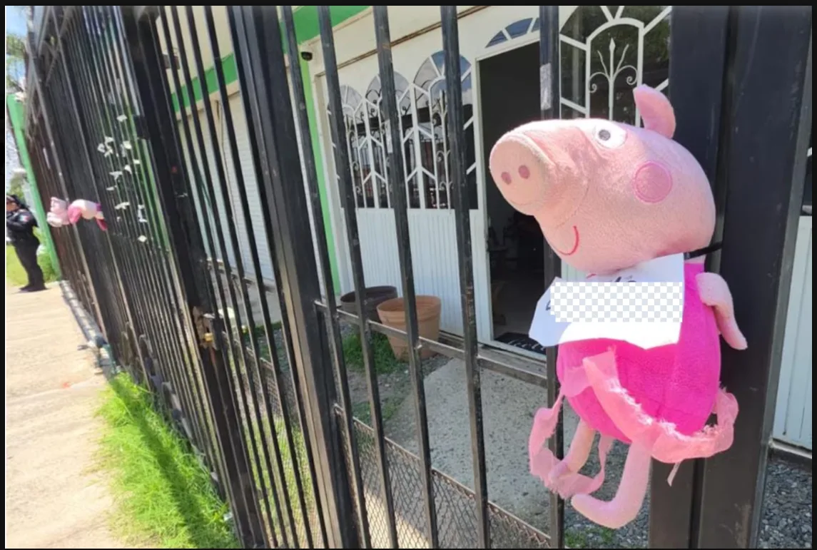 Peluche abandonado en una escuela privada como presunto intento de extorsión. Foto: Cortesía.
