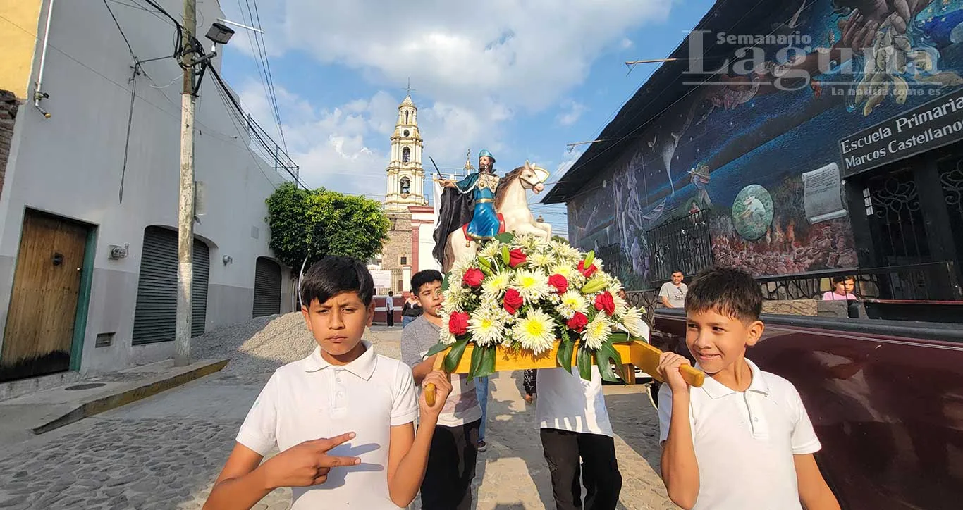 Procesión de Santo Santiago a su salida de la parroquia de San Andrés Apóstol. Foto: Arturo Ortega.
