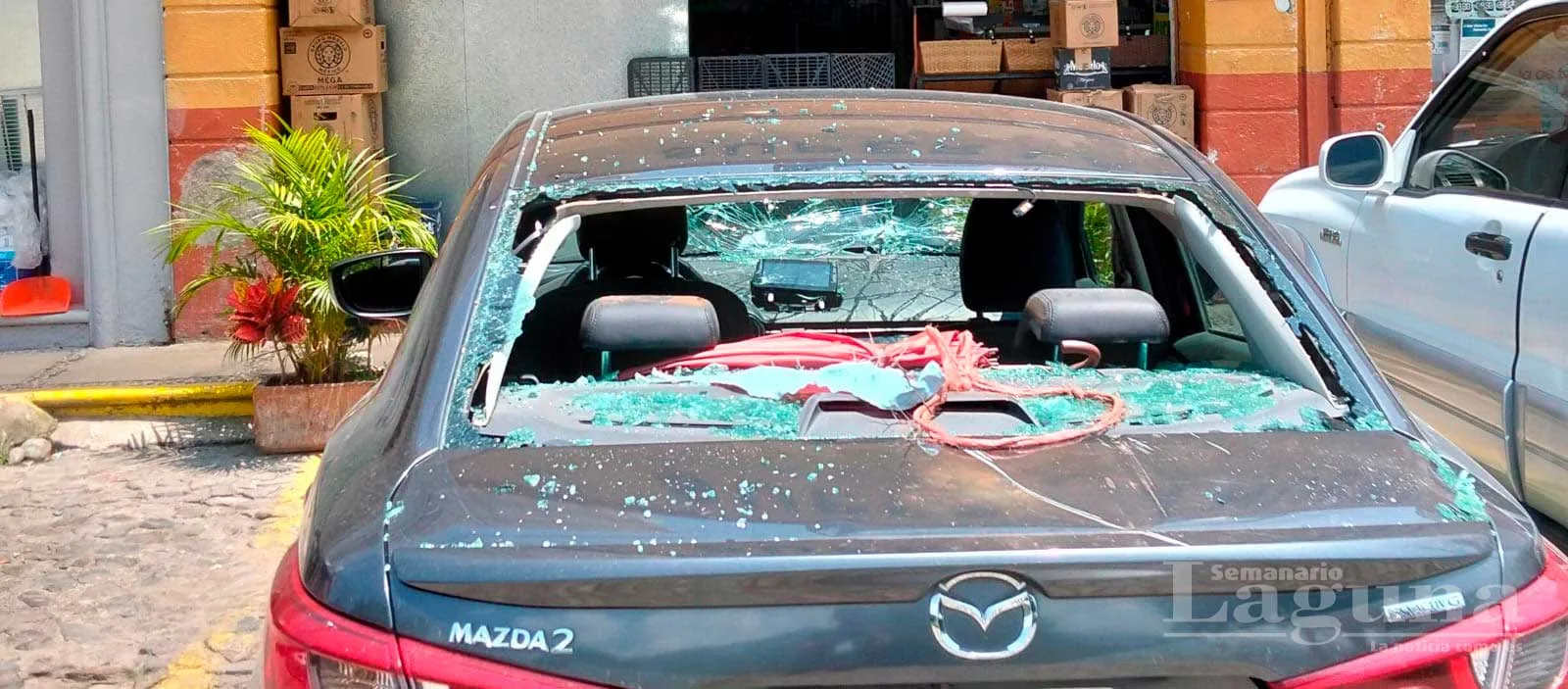 Parte trasera del vehículo en el que entraron dos montenes metálicos. Foto: Armando Esquivel.