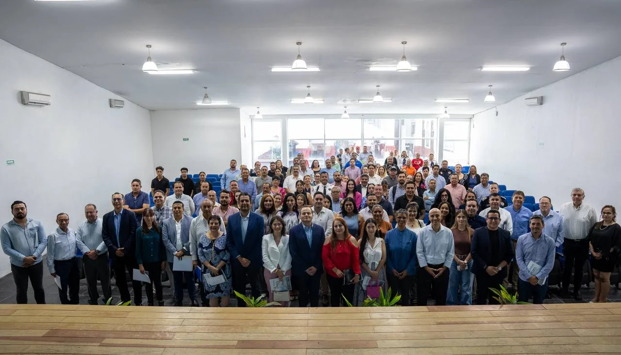 Autoridades estatales, municipales e integrantes del Sistema Municipal Anticorrupción de Chapala participaron en la ceremonia de instalación del organismo. Foto: Cortesía.