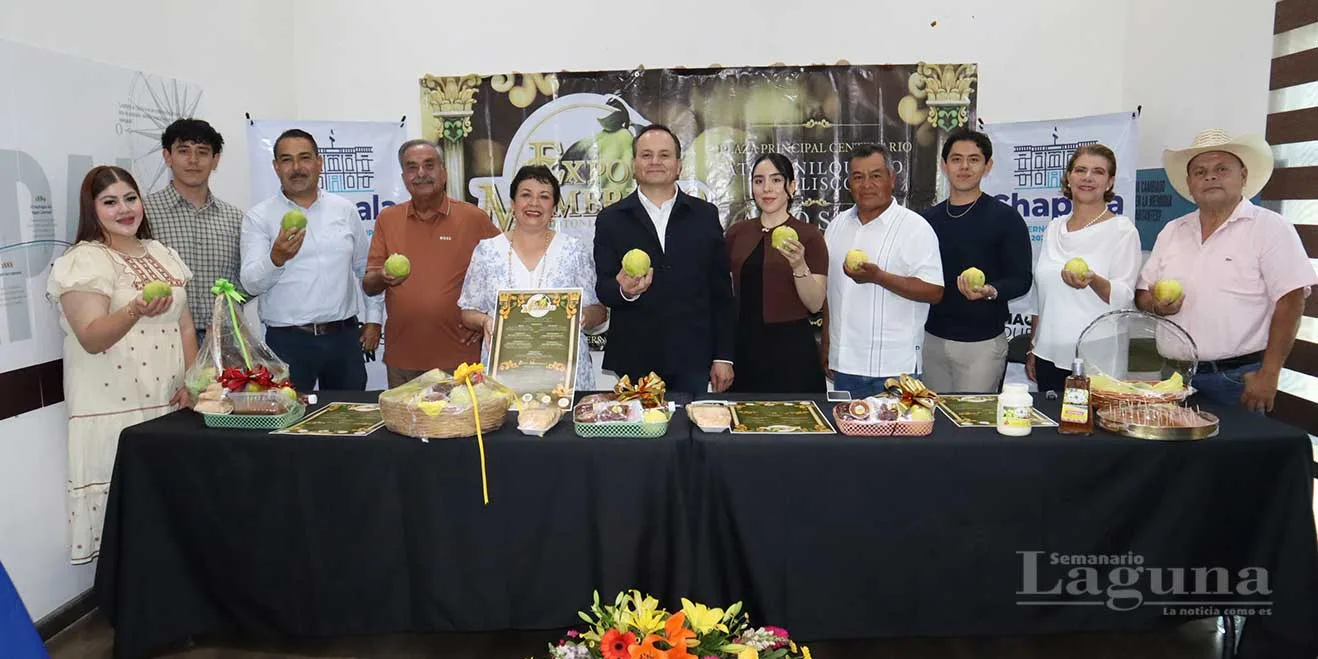 Autoridades municipales, Comité Organizador y productores de membrillo de Atotonilquillo durante la conferencia de prensa. Foto: D. Arturo Ortega.