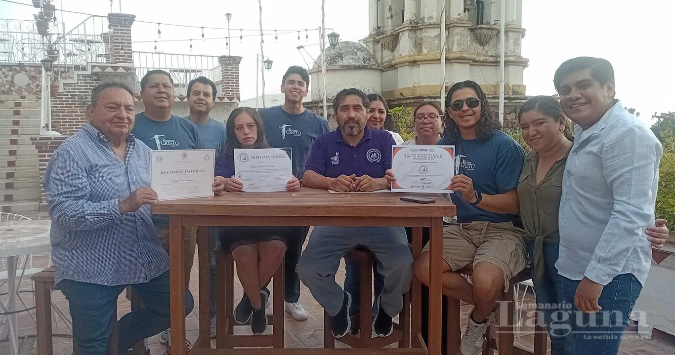 Representantes del grupo Encuentro Cofrade Emunah G-10 e integrantes del grupo Pasión de Cristo Ajijic durante la entrega de reconocimientos. Foto: Domingo Márquez.