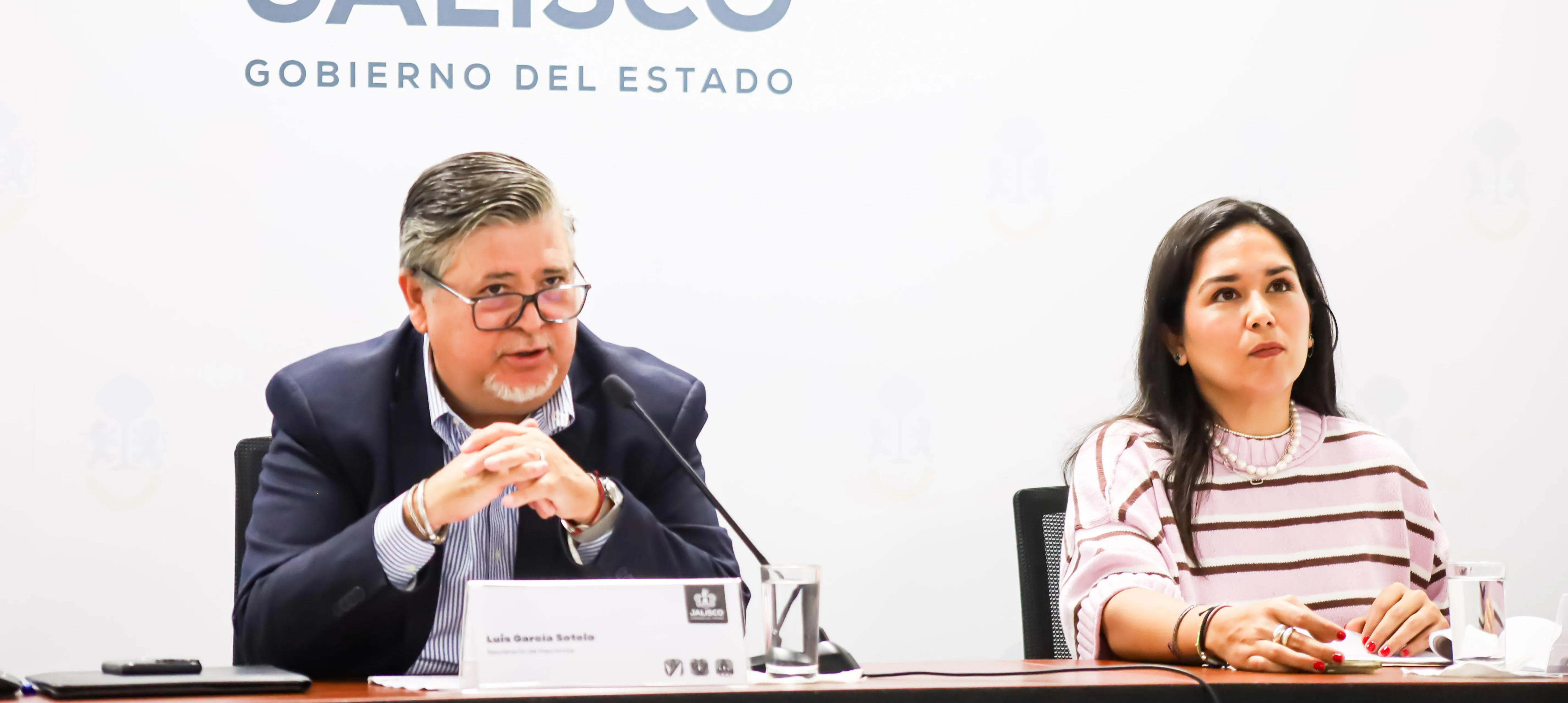 Luis García Sotelo, Secretario de la Hacienda Pública, y Giovanna Vidal Cedano, Subsecretaria de Ingresos, informaron que durante el primer semestre de 2026 la entidad acumula una disminución superior a mil millones de pesos en participaciones federales.