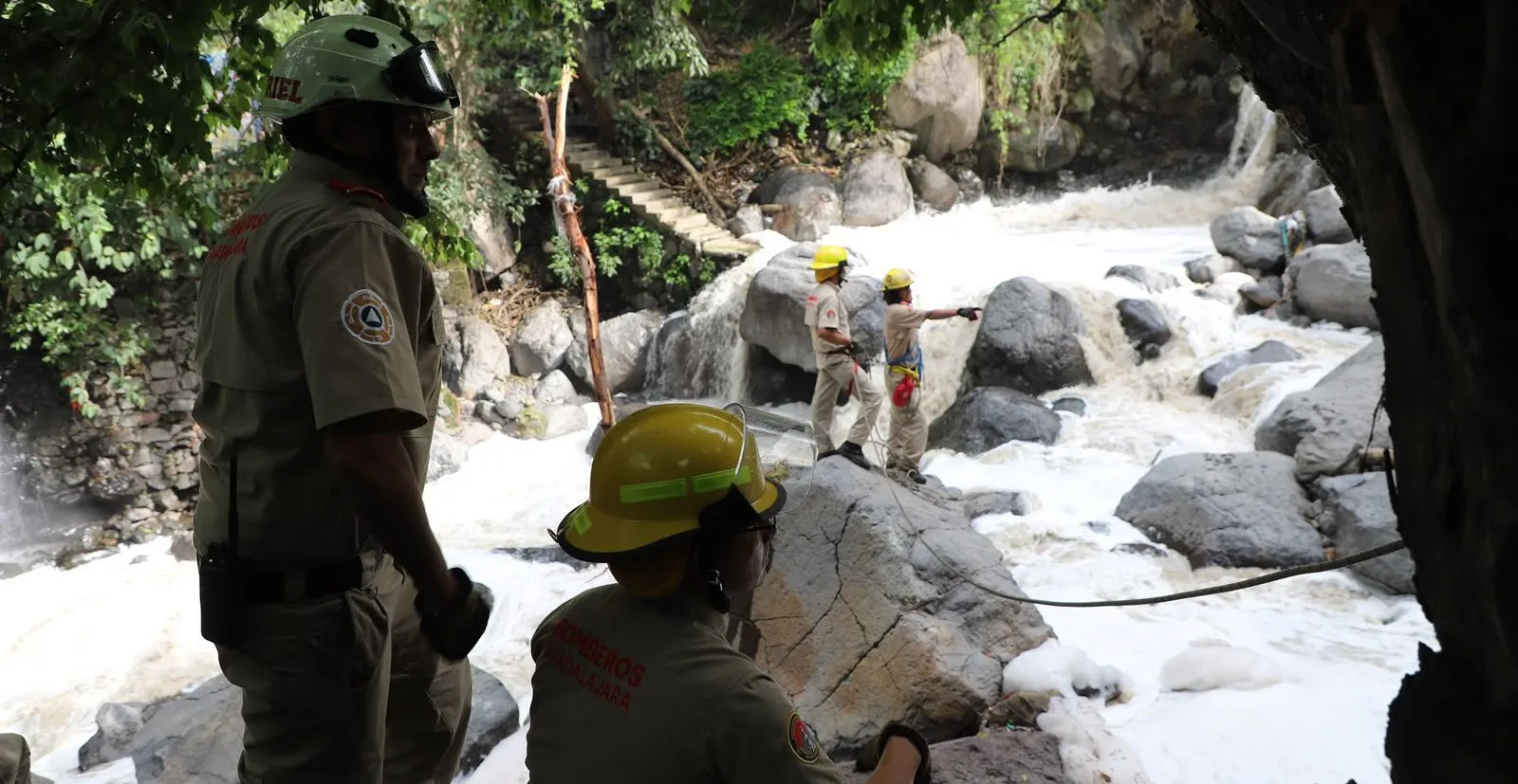 Trabajos de búsqueda del menor que resbaló y cayó a un río. Foto: Cortesía.