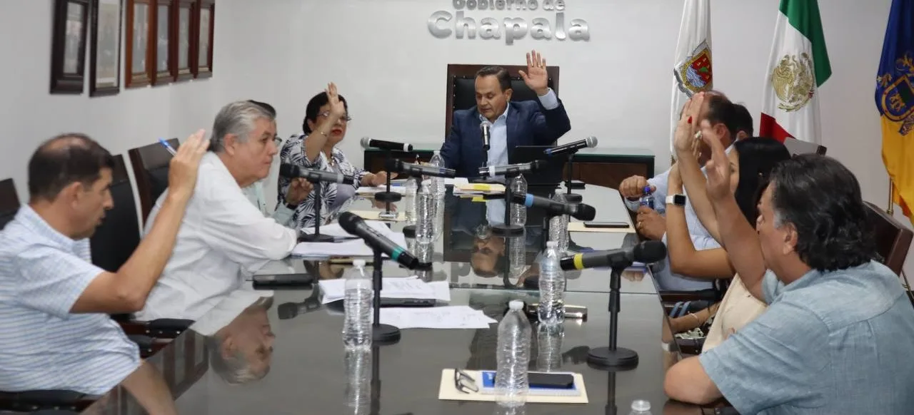 Integrantes de la Comisión Municipal de Regularización de Predios Urbanos (COMUR) sesionan en el Ayuntamiento de Chapala, donde aprobaron por unanimidad los acuerdos para avanzar en la regularización de predios. Foto: Cortesía.
