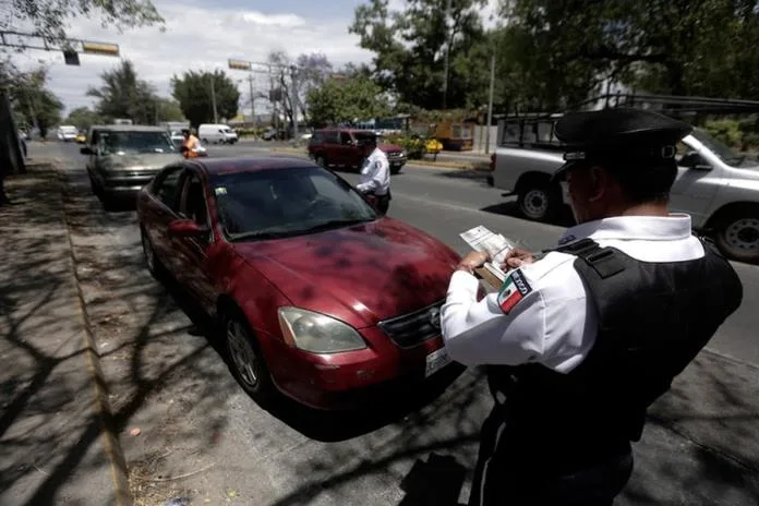 Automóvil retenido por un elemento de Policía Vial de Jalisco. Fotografía: Milenio.