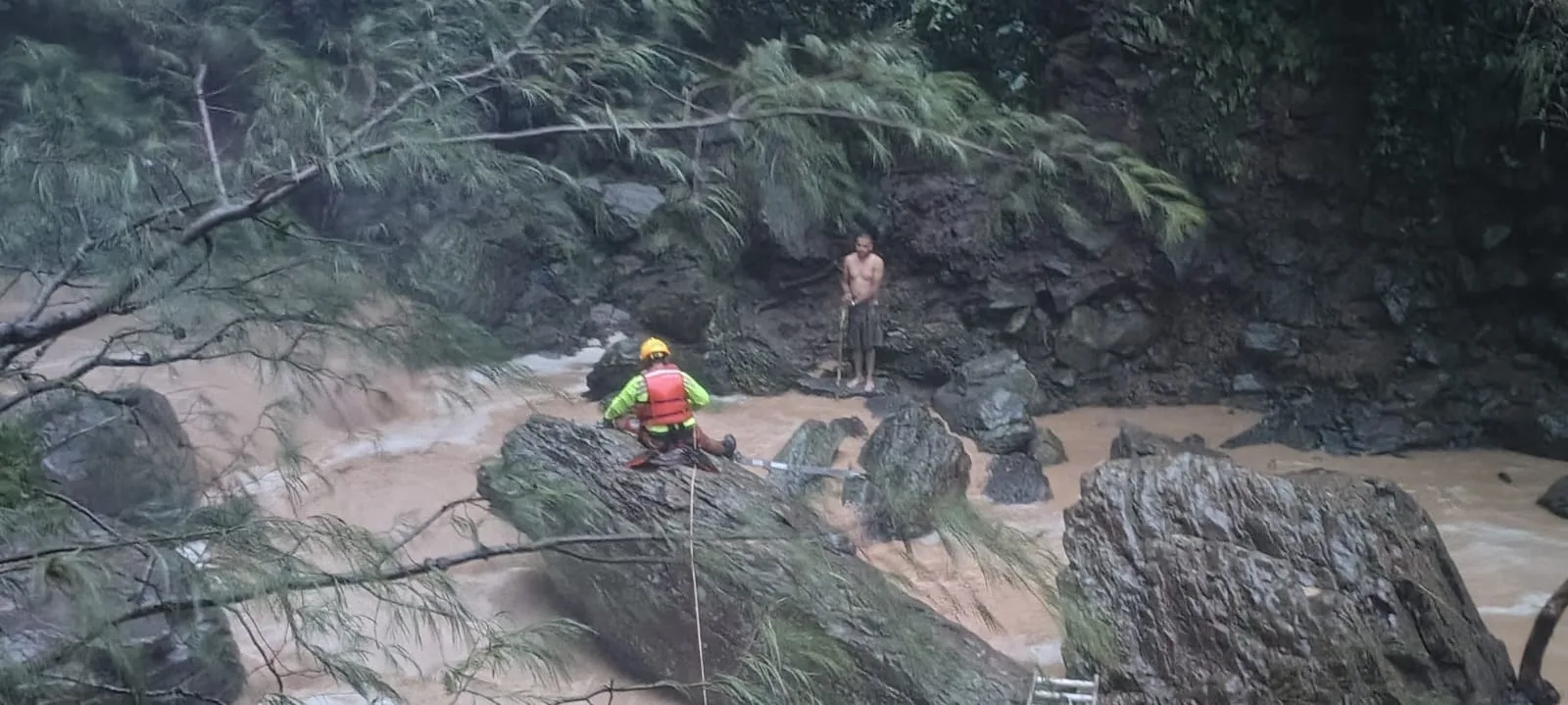 Parte del rescate de las personas que quedaron atrapadas a orillas de un arroyo. Foto: PC y Bomberos Jalisco.