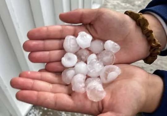 Una intensa granizada sorprendió a habitantes de Poncitlán, dejando calles cubiertas de hielo y granizo. Foto: Cortesía.