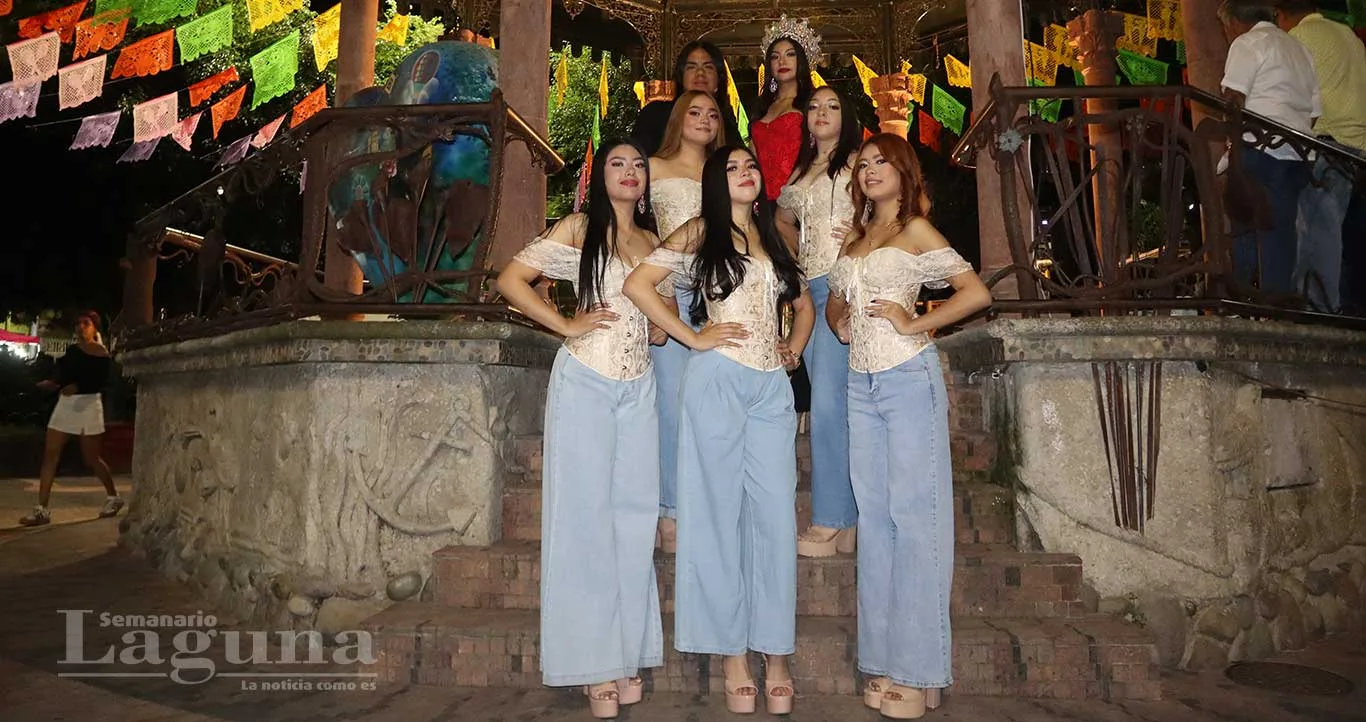 Las candidatas, junto a la reina Luz Elena López y Eduardo Mejía Blas, presidente del Comité Organizador de las Fiestas Patrias Ajijic. Foto: Sofía Medeles.