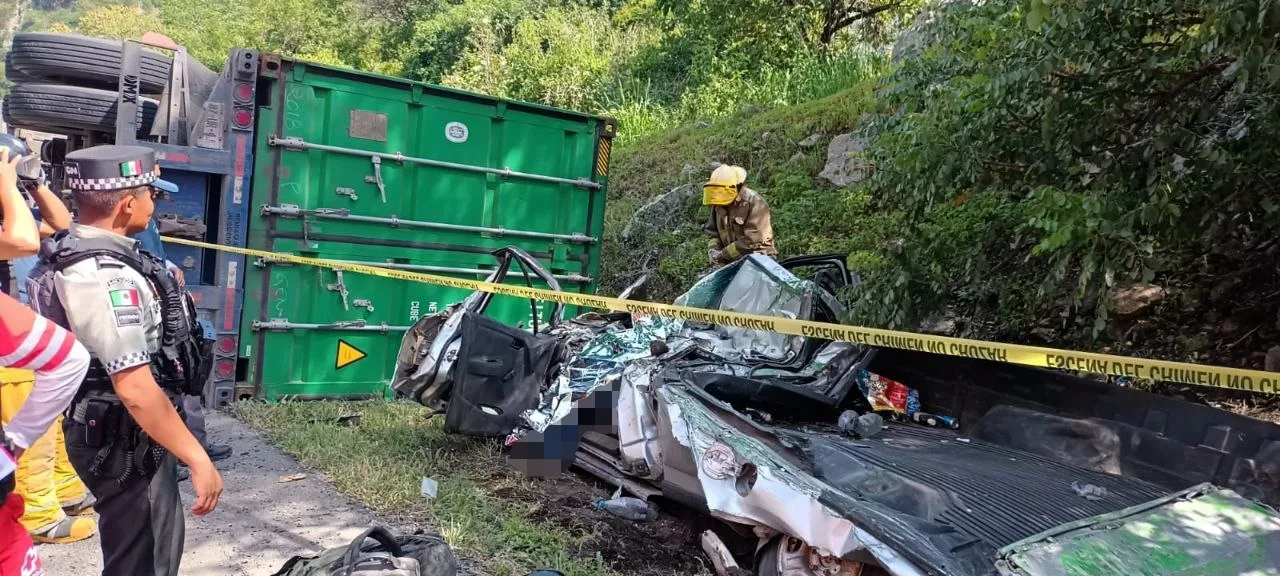 Camioneta que fue aplastada por una unidad pesada. Foto: Cortesía.