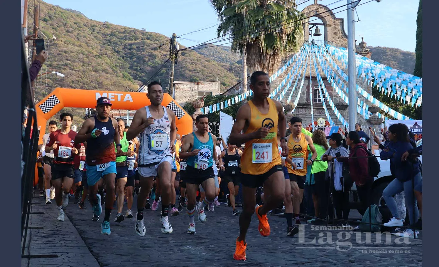 Corredores participan en la décima edición de la Carrera del Rosario, con la Capilla de Nuestra Señora del Rosario al fondo, ubicada en el lado norte de la plaza principal de Ajijic. Foto: Sofía Medeles.