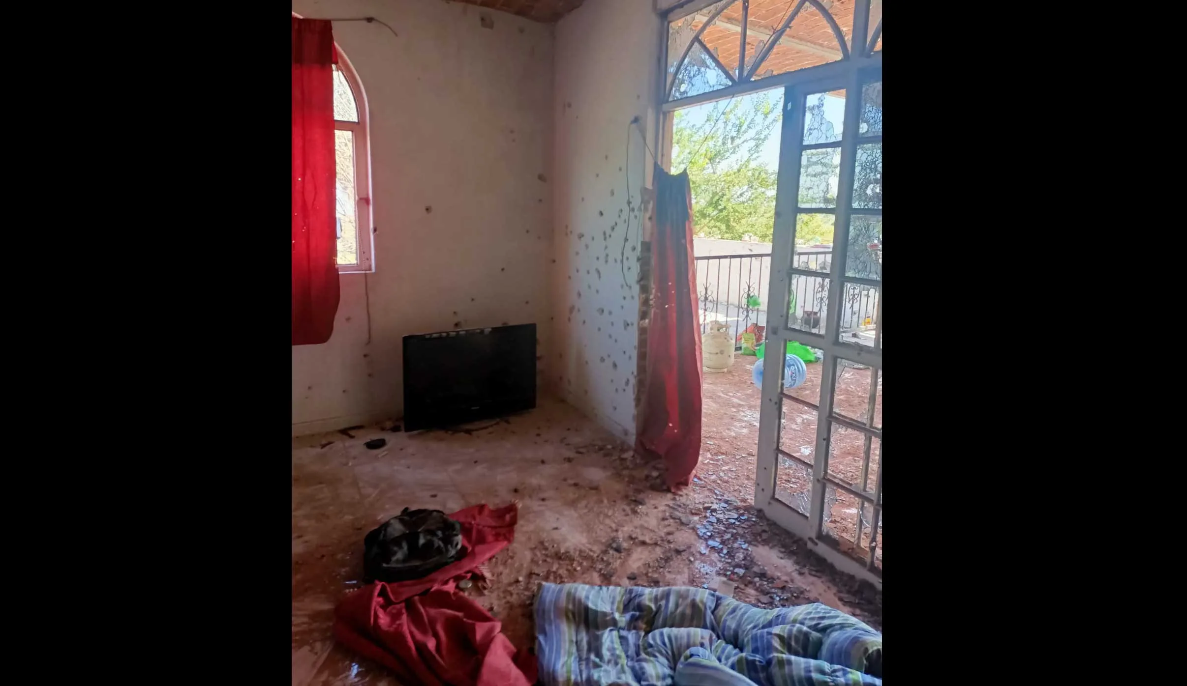 Vivienda desde la que se registró la agresión a militares y que quedó con marcas de balas tras el enfrentamiento en el 2022. Foto: Milenio.