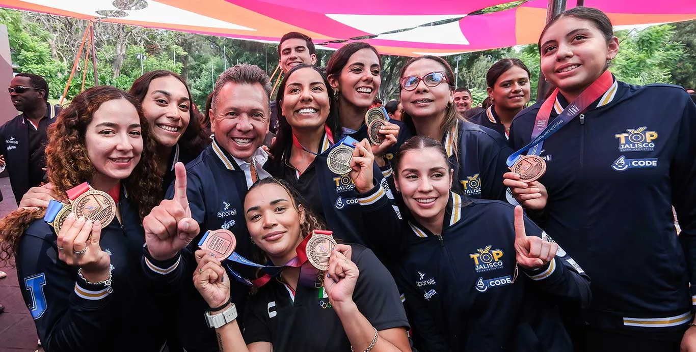 El gobernador de Jalisco con medallistas que compitieron en los Juegos Centroamericanos y del Caribe Santo Domingo 2026. Foto: Cortesía.