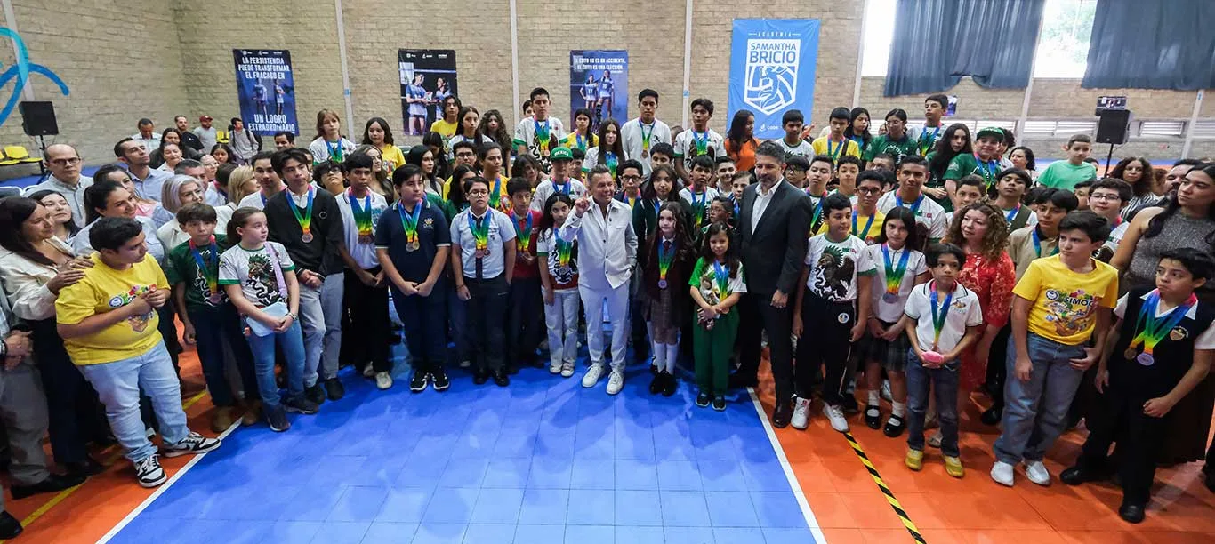 El gobernador de Jalisco con los estudiantes que participaron en la Olimpiada Internacional de Matemáticas de Singapur 2026. Foto: Cortesía.