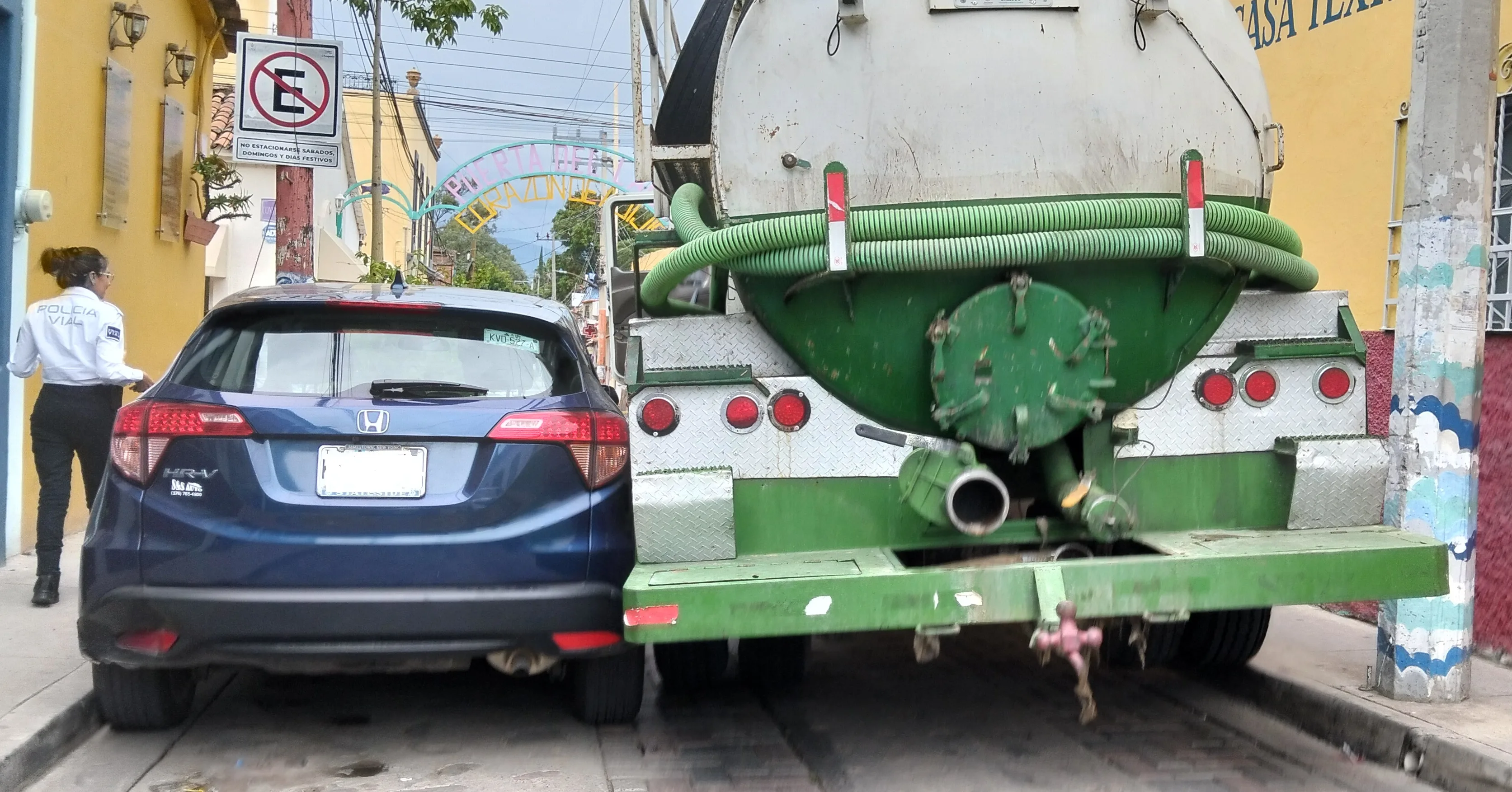 Otra vez un vehículo pesado quedó atrapado en la calle Colón de Ajijic. El incidente ocurrió el 10 de agosto, justo antes de llegar al cruce con Constitución, donde el espacio reducido complicó el paso del camión cisterna.