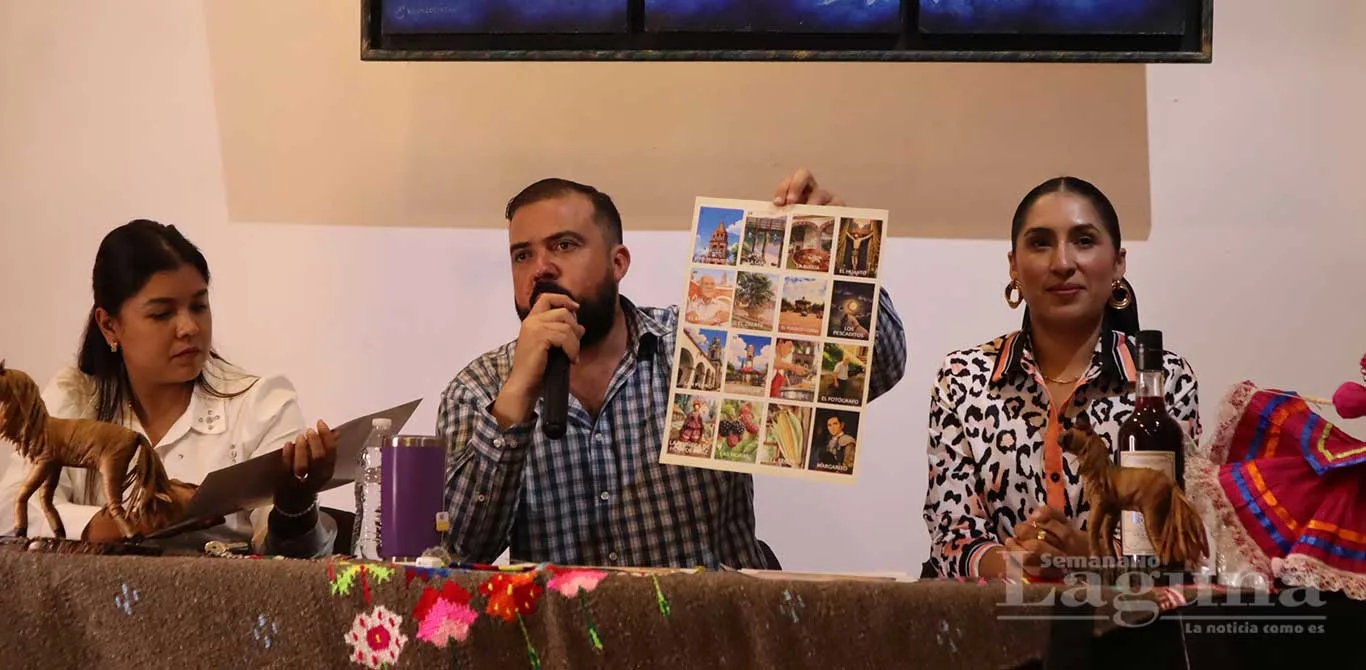El alcalde de Jocotepec, Hugo García “Bombín”, sostiene una de las cartas de la lotería que incluye lugares y personajes reconocidos del municipio, la cual será utilizada en los juegos de Cucaña. Foto: D. Arturo Ortega.
