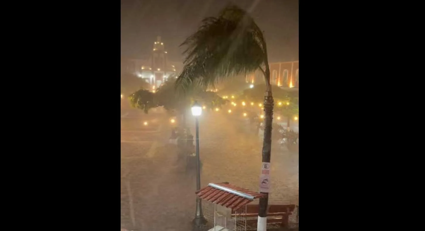 Aspectos de la lluvia registrada en Jocotepec: plaza municipal durante la tormenta, granizo que cayó en la cabecera y una de las calles con encharcamientos. Fotos: Cortesía.
