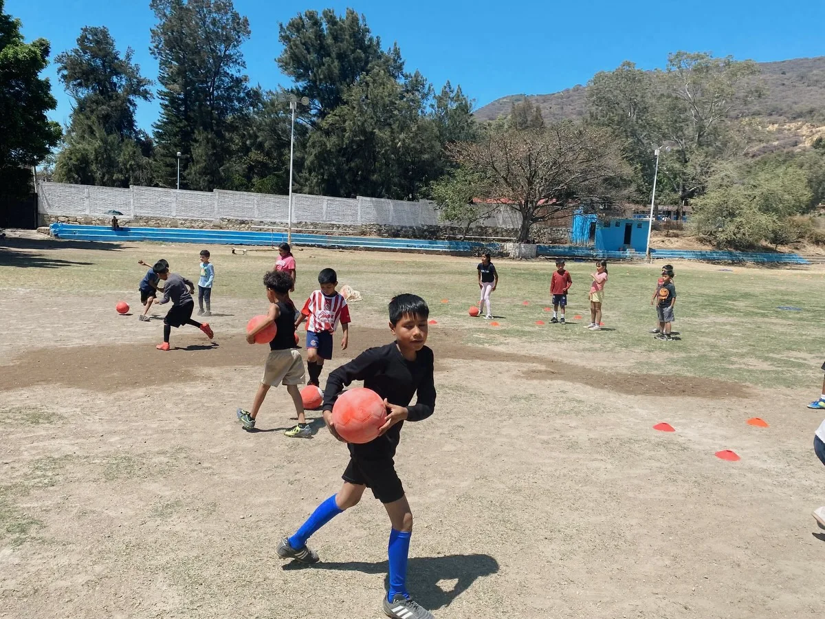 Durante sesiones de una hora con 40 minutos, los menores practican pases, tiros a portería y otros fundamentos del fútbol. Foto: Cortesía.