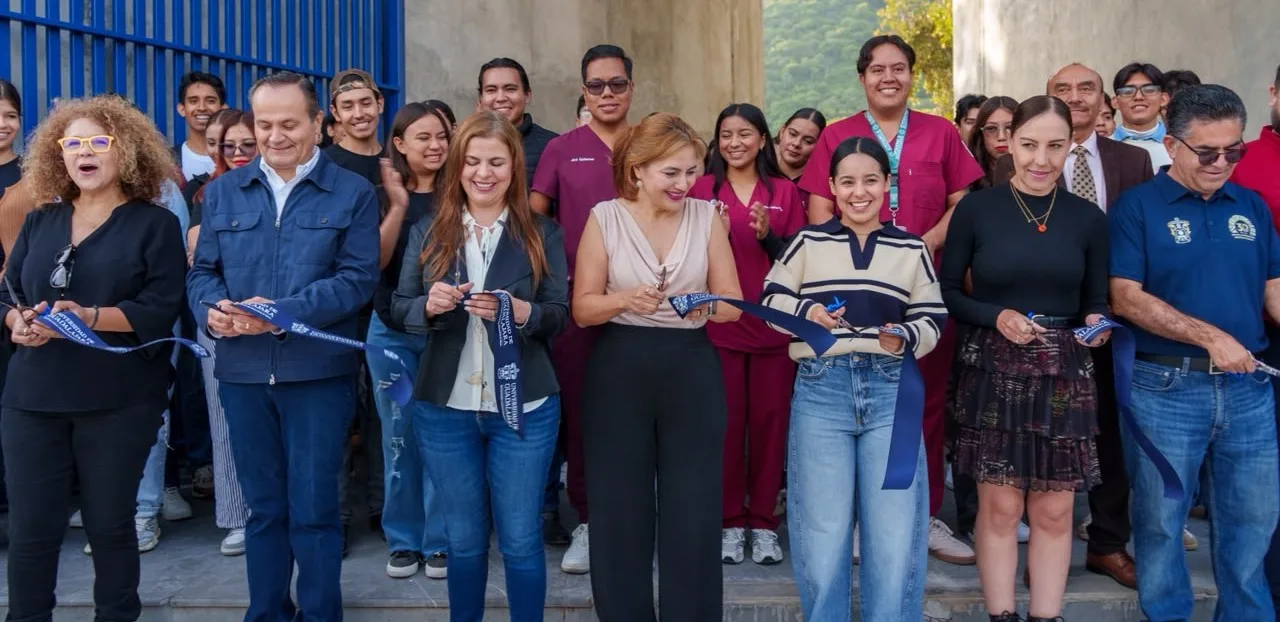 La rectora del CUChapala, Patricia Rosas, y el alcalde de Chapala, Alejandro Aguirre, acompañados de estudiantes y otras autoridades, realizan el acto inaugural del ciclo escolar 2026-B en el campus. Foto: Gobierno de Chapala.