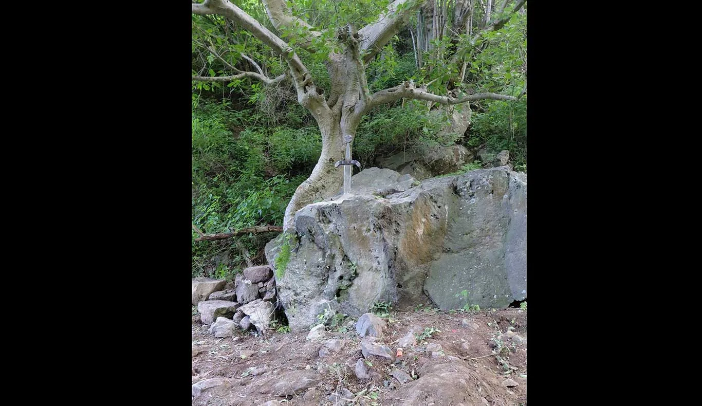 Espada colocada como parte del proyecto de intervención del sendero del Tepalo, en Ajijic. Foto: Antonia Zepeda Haro.