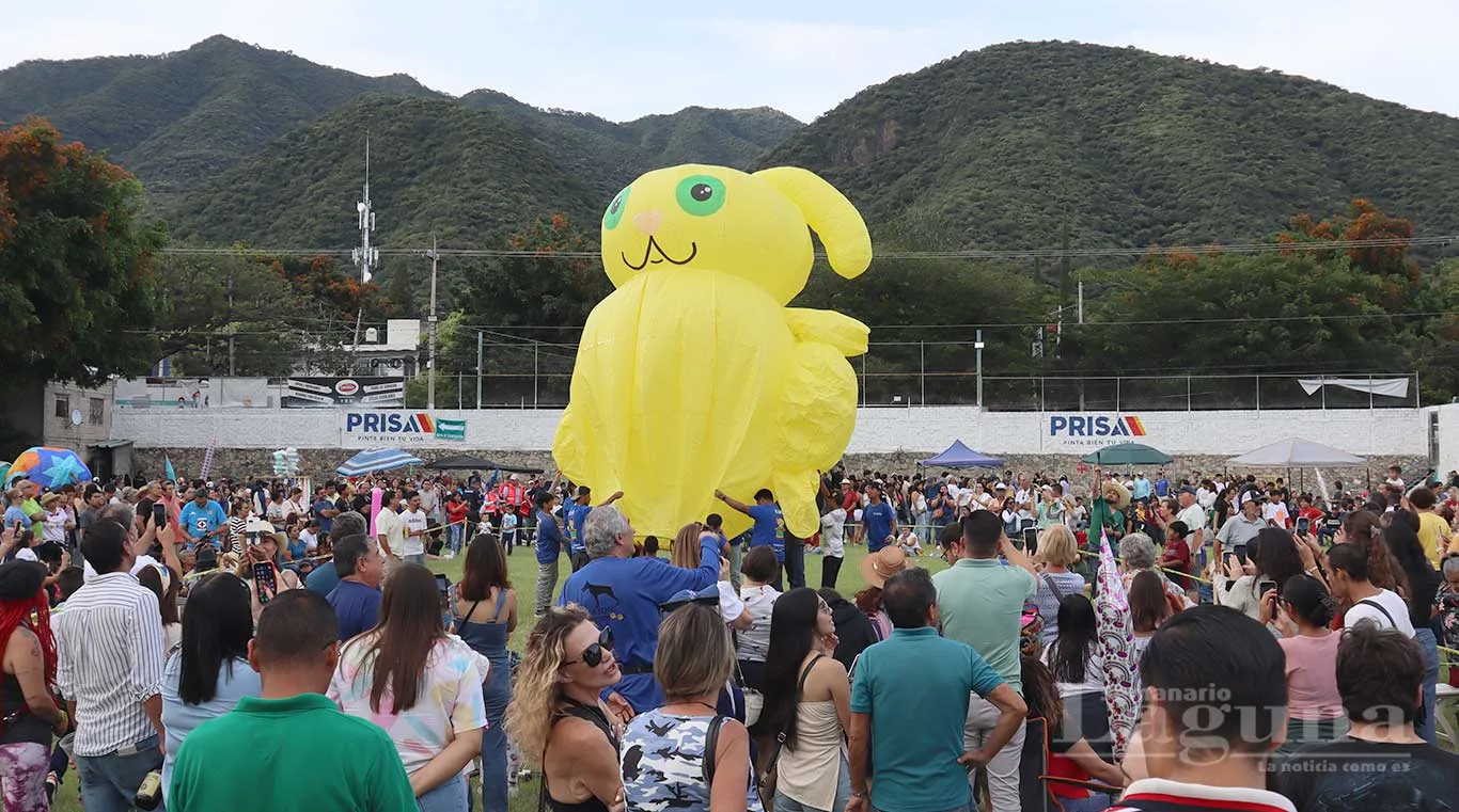 El equipo Sí Lupita lanza un globo en la Regata de Globos Ajijic. 2025. Foto: Sofía Medeles.