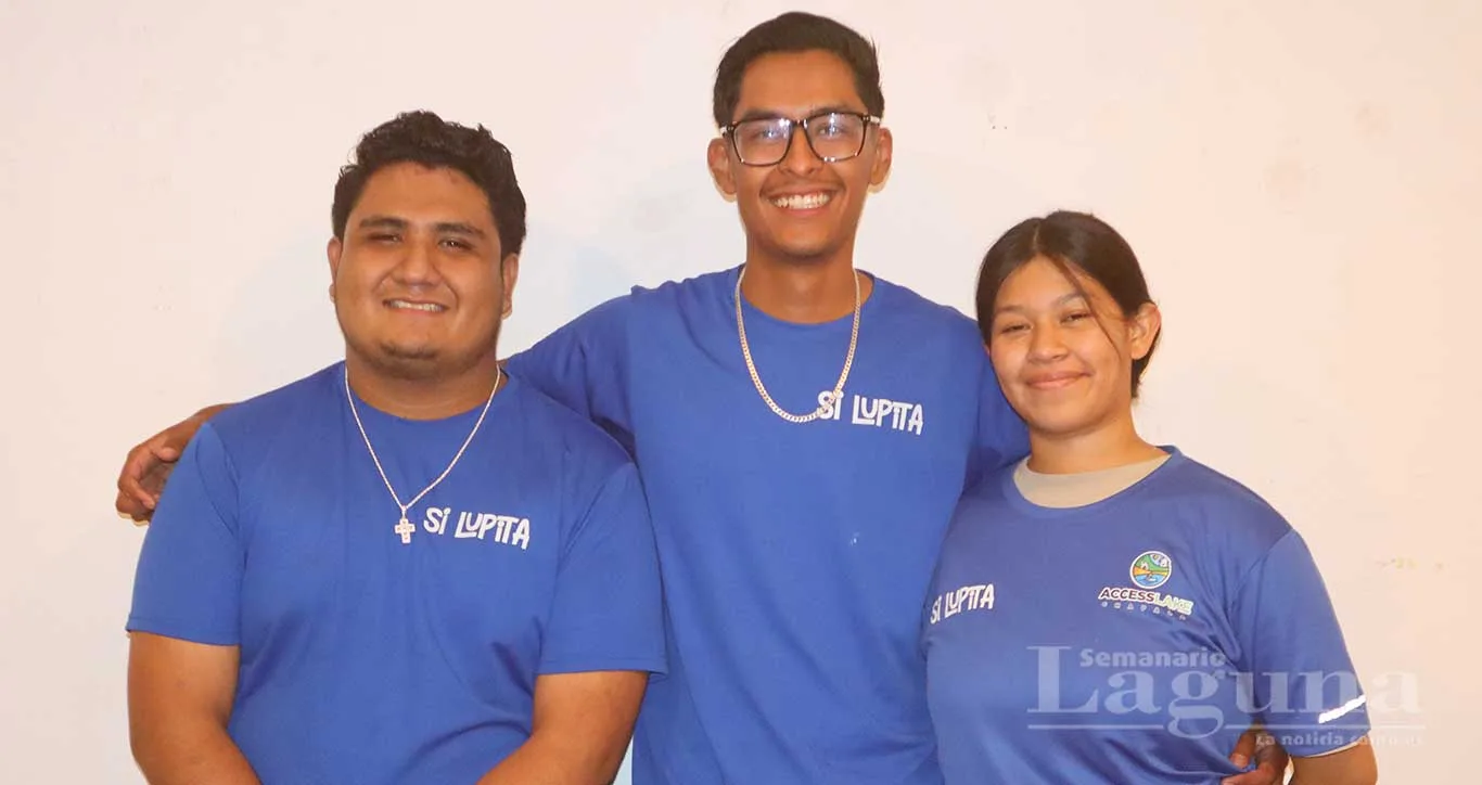Integrantes del equipo que actualmente se encuentran armando los globos. De izquierda a derecha: Sergio Castillo, Omar Alonso López Magdaleno y Luz Luvian. Foto: Sofía Medeles.