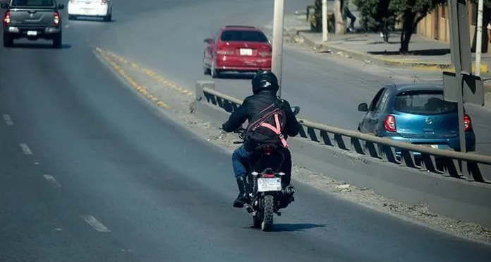 Motocicleta en circulación sin portar placas. Foto: Cortesía.