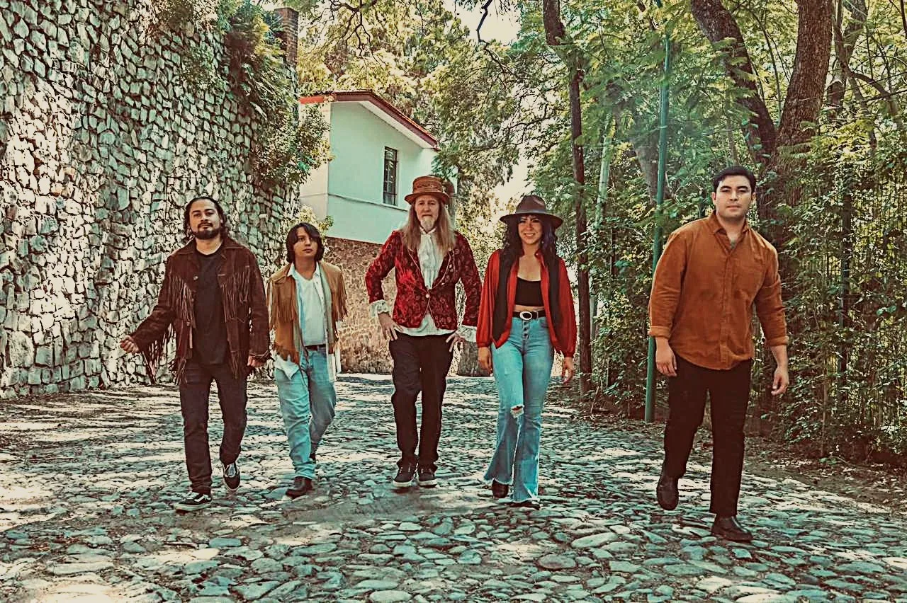 Elizzé Navarro y los integrantes de Soul Remains. Foto: Elizzé Navarro.