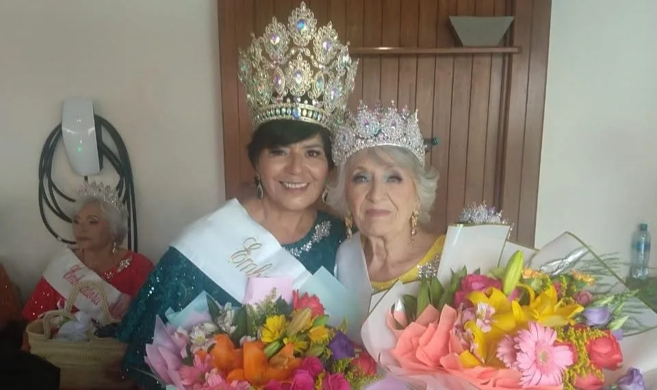 aida Cristina Reynoso Camacho (der.), Primera Vocera del certamen estatal de Personas Adultas Mayores, junto a Amelia Pérez Juárez, Embajadora Estatal de las Personas Adultas Mayores de Jalisco 2026.